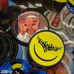 Śmieszne naklejki Wiejska Workshop – okrągłe wlepki z unikalnymi grafikami, papież mem, custom sticker pack Polska